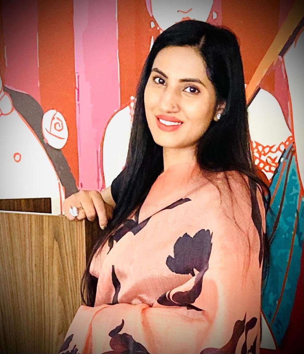 Professional diet coach with warm personality and medical background